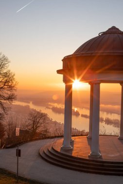 Manzara çekiminde güzel bir tapınak. Bir kış sabahı gün doğumu. Niederwaldtempel, Niederwald Anıtı, Hesse, Almanya