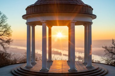 Manzara çekiminde güzel bir tapınak. Bir kış sabahı gün doğumu. Niederwaldtempel, Niederwald Anıtı, Hesse, Almanya