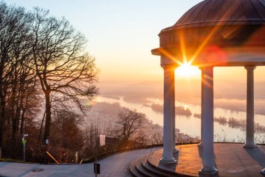 Manzara çekiminde güzel bir tapınak. Bir kış sabahı gün doğumu. Niederwaldtempel, Niederwald Anıtı, Hesse, Almanya