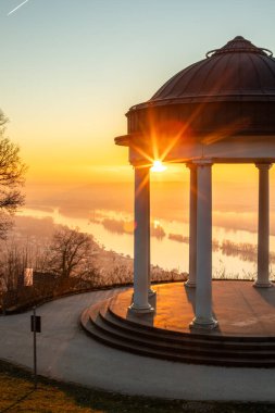 Manzara çekiminde güzel bir tapınak. Bir kış sabahı gün doğumu. Niederwaldtempel, Niederwald Anıtı, Hesse, Almanya