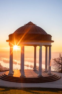 Manzara çekiminde güzel bir tapınak. Bir kış sabahı gün doğumu. Niederwaldtempel, Niederwald Anıtı, Hesse, Almanya