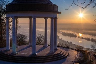 Manzara çekiminde güzel bir tapınak. Bir kış sabahı gün doğumu. Niederwaldtempel, Niederwald Anıtı, Hesse, Almanya