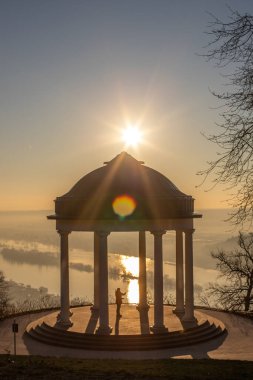 Manzara çekiminde güzel bir tapınak. Bir kış sabahı gün doğumu. Niederwaldtempel, Niederwald Anıtı, Hesse, Almanya