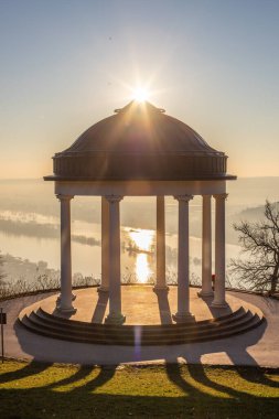 Manzara çekiminde güzel bir tapınak. Bir kış sabahı gün doğumu. Niederwaldtempel, Niederwald Anıtı, Hesse, Almanya