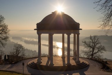Manzara çekiminde güzel bir tapınak. Bir kış sabahı gün doğumu. Niederwaldtempel, Niederwald Anıtı, Hesse, Almanya