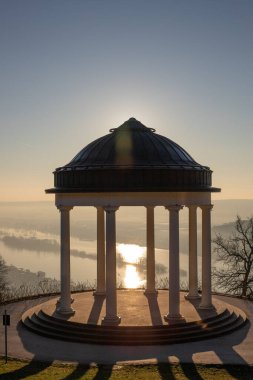 Manzara çekiminde güzel bir tapınak. Bir kış sabahı gün doğumu. Niederwaldtempel, Niederwald Anıtı, Hesse, Almanya