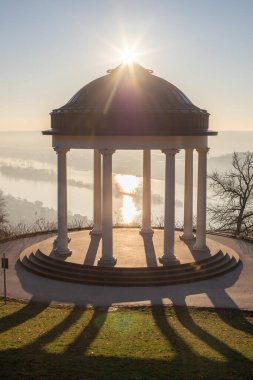 Manzara çekiminde güzel bir tapınak. Bir kış sabahı gün doğumu. Niederwaldtempel, Niederwald Anıtı, Hesse, Almanya