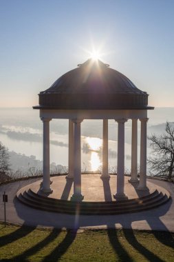 Manzara çekiminde güzel bir tapınak. Bir kış sabahı gün doğumu. Niederwaldtempel, Niederwald Anıtı, Hesse, Almanya