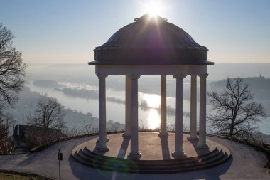 Manzara çekiminde güzel bir tapınak. Bir kış sabahı gün doğumu. Niederwaldtempel, Niederwald Anıtı, Hesse, Almanya
