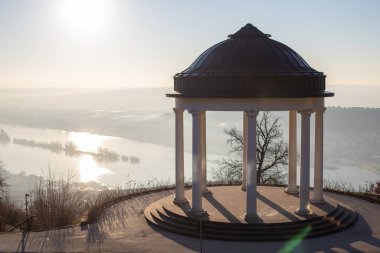 Manzara çekiminde güzel bir tapınak. Bir kış sabahı gün doğumu. Niederwaldtempel, Niederwald Anıtı, Hesse, Almanya