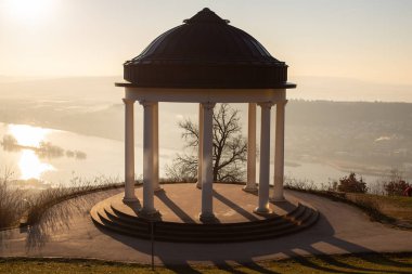 Manzara çekiminde güzel bir tapınak. Bir kış sabahı gün doğumu. Niederwaldtempel, Niederwald Anıtı, Hesse, Almanya