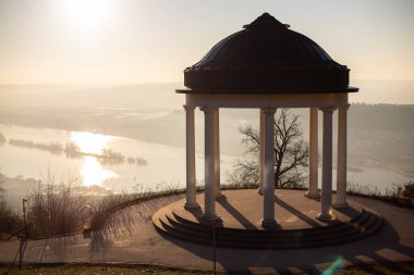 Manzara çekiminde güzel bir tapınak. Bir kış sabahı gün doğumu. Niederwaldtempel, Niederwald Anıtı, Hesse, Almanya