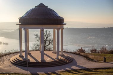 Manzara çekiminde güzel bir tapınak. Bir kış sabahı gün doğumu. Niederwaldtempel, Niederwald Anıtı, Hesse, Almanya
