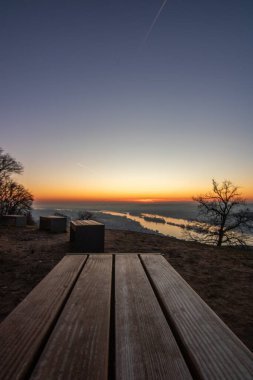 Bir kış sabahı gün doğumunda güzel bir park. Güneş doğarken Ren Vadisi 'nin güzel manzarası. Niederwald Anıtı 'nda manzara çekimi, Rdesheim, Hesse, Almanya