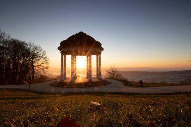 Manzara çekiminde güzel bir tapınak. Bir kış sabahı gün doğumu. Niederwaldtempel, Niederwald Anıtı, Hesse, Almanya