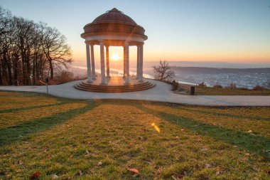 Manzara çekiminde güzel bir tapınak. Bir kış sabahı gün doğumu. Niederwaldtempel, Niederwald Anıtı, Hesse, Almanya