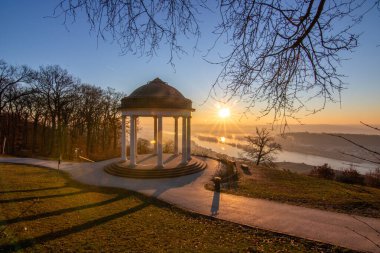Manzara çekiminde güzel bir tapınak. Bir kış sabahı gün doğumu. Niederwaldtempel, Niederwald Anıtı, Hesse, Almanya