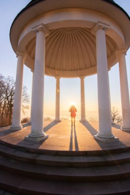 Manzara çekiminde güzel bir tapınak. Bir kış sabahı gün doğumu. Niederwaldtempel, Niederwald Anıtı, Hesse, Almanya