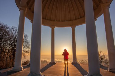 Manzara çekiminde güzel bir tapınak. Bir kış sabahı gün doğumu. Niederwaldtempel, Niederwald Anıtı, Hesse, Almanya