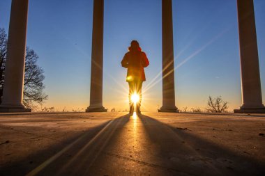Manzara çekiminde güzel bir tapınak. Bir kış sabahı gün doğumu. Niederwaldtempel, Niederwald Anıtı, Hesse, Almanya