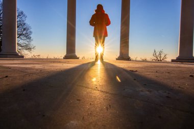 Manzara çekiminde güzel bir tapınak. Bir kış sabahı gün doğumu. Niederwaldtempel, Niederwald Anıtı, Hesse, Almanya