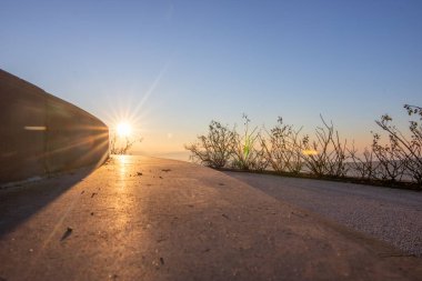 Bir kış sabahı gün doğumunda güzel bir park. Güneş doğarken Ren Vadisi 'nin güzel manzarası. Niederwald Anıtı 'nda manzara çekimi, Rdesheim, Hesse, Almanya