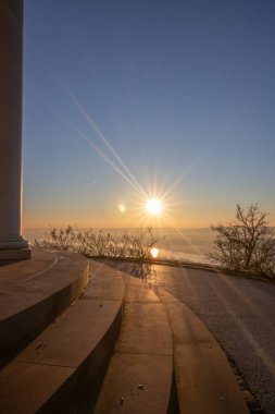 Bir kış sabahı gün doğumunda güzel bir park. Güneş doğarken Ren Vadisi 'nin güzel manzarası. Niederwald Anıtı 'nda manzara çekimi, Rdesheim, Hesse, Almanya