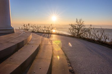 Bir kış sabahı gün doğumunda güzel bir park. Güneş doğarken Ren Vadisi 'nin güzel manzarası. Niederwald Anıtı 'nda manzara çekimi, Rdesheim, Hesse, Almanya