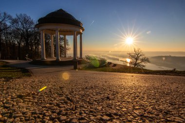 Manzara çekiminde güzel bir tapınak. Bir kış sabahı gün doğumu. Niederwaldtempel, Niederwald Anıtı, Hesse, Almanya