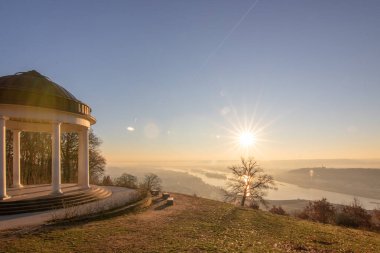 Manzara çekiminde güzel bir tapınak. Bir kış sabahı gün doğumu. Niederwaldtempel, Niederwald Anıtı, Hesse, Almanya