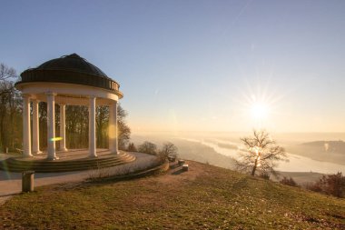 Manzara çekiminde güzel bir tapınak. Bir kış sabahı gün doğumu. Niederwaldtempel, Niederwald Anıtı, Hesse, Almanya