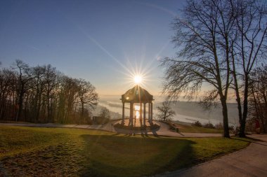 Manzara çekiminde güzel bir tapınak. Bir kış sabahı gün doğumu. Niederwaldtempel, Niederwald Anıtı, Hesse, Almanya