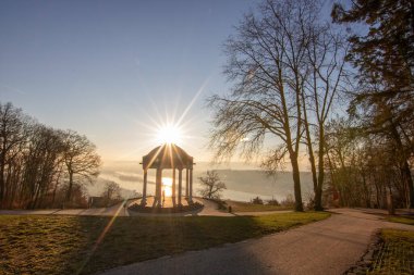 Manzara çekiminde güzel bir tapınak. Bir kış sabahı gün doğumu. Niederwaldtempel, Niederwald Anıtı, Hesse, Almanya