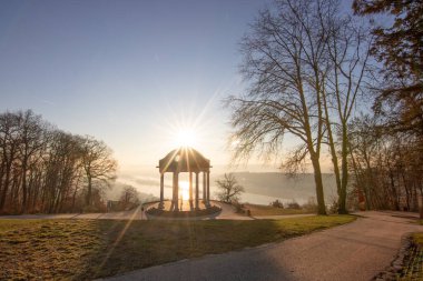 Manzara çekiminde güzel bir tapınak. Bir kış sabahı gün doğumu. Niederwaldtempel, Niederwald Anıtı, Hesse, Almanya