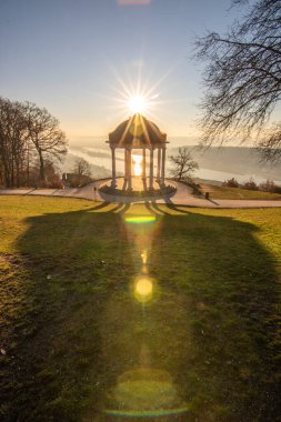Manzara çekiminde güzel bir tapınak. Bir kış sabahı gün doğumu. Niederwaldtempel, Niederwald Anıtı, Hesse, Almanya