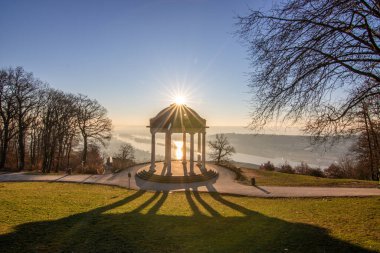 Manzara çekiminde güzel bir tapınak. Bir kış sabahı gün doğumu. Niederwaldtempel, Niederwald Anıtı, Hesse, Almanya