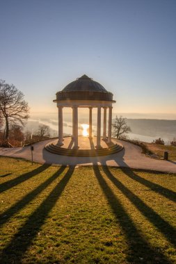 Manzara çekiminde güzel bir tapınak. Bir kış sabahı gün doğumu. Niederwaldtempel, Niederwald Anıtı, Hesse, Almanya