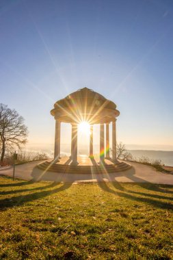 Manzara çekiminde güzel bir tapınak. Bir kış sabahı gün doğumu. Niederwaldtempel, Niederwald Anıtı, Hesse, Almanya