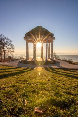 Manzara çekiminde güzel bir tapınak. Bir kış sabahı gün doğumu. Niederwaldtempel, Niederwald Anıtı, Hesse, Almanya