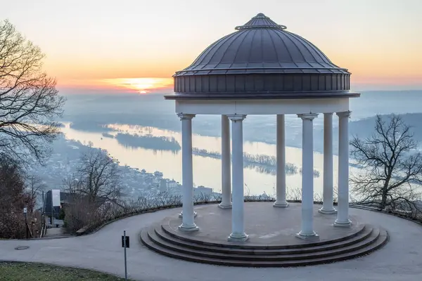 Manzara çekiminde güzel bir tapınak. Bir kış sabahı gün doğumu. Niederwaldtempel, Niederwald Anıtı, Hesse, Almanya