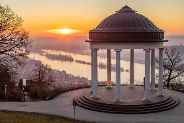 Manzara çekiminde güzel bir tapınak. Bir kış sabahı gün doğumu. Niederwaldtempel, Niederwald Anıtı, Hesse, Almanya