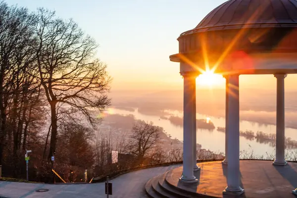 Manzara çekiminde güzel bir tapınak. Bir kış sabahı gün doğumu. Niederwaldtempel, Niederwald Anıtı, Hesse, Almanya