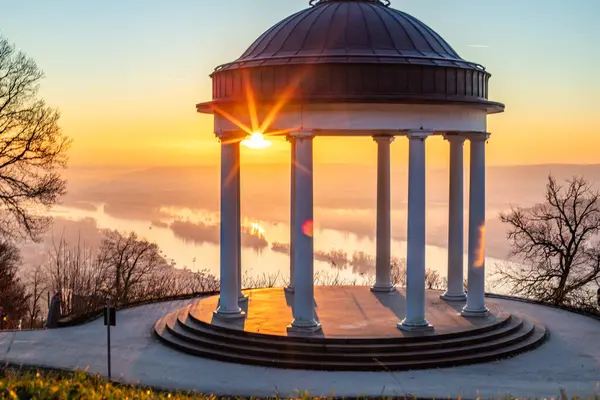 Manzara çekiminde güzel bir tapınak. Bir kış sabahı gün doğumu. Niederwaldtempel, Niederwald Anıtı, Hesse, Almanya