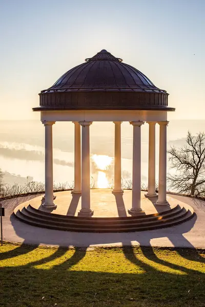 Manzara çekiminde güzel bir tapınak. Bir kış sabahı gün doğumu. Niederwaldtempel, Niederwald Anıtı, Hesse, Almanya