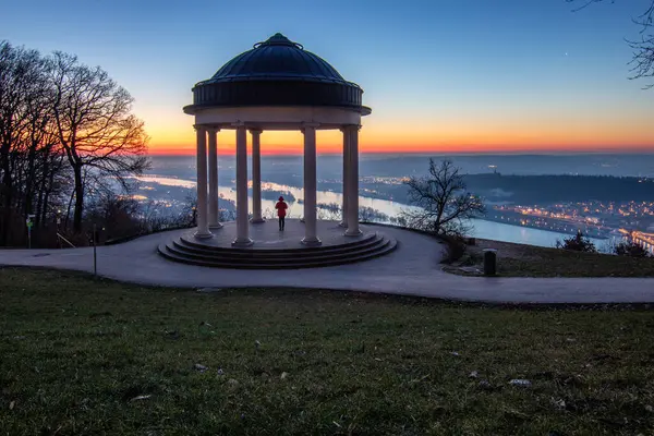 Manzara çekiminde güzel bir tapınak. Bir kış sabahı gün doğumu. Niederwaldtempel, Niederwald Anıtı, Hesse, Almanya
