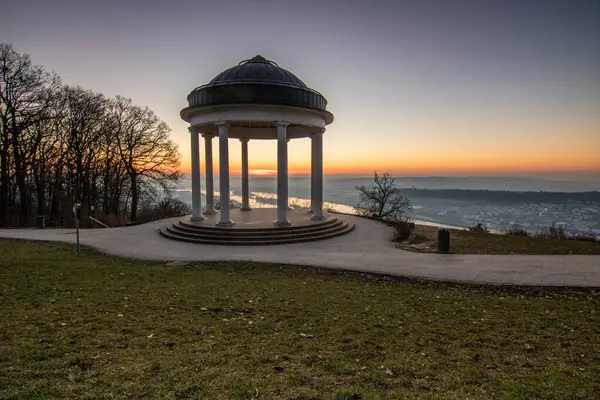 Manzara çekiminde güzel bir tapınak. Bir kış sabahı gün doğumu. Niederwaldtempel, Niederwald Anıtı, Hesse, Almanya