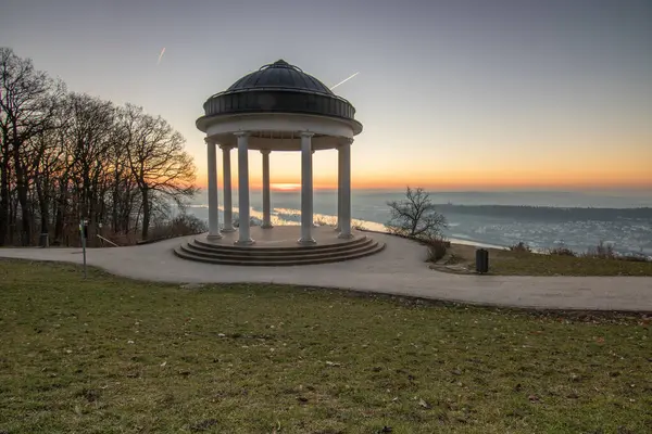 Manzara çekiminde güzel bir tapınak. Bir kış sabahı gün doğumu. Niederwaldtempel, Niederwald Anıtı, Hesse, Almanya