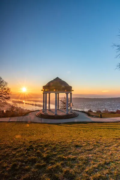 Manzara çekiminde güzel bir tapınak. Bir kış sabahı gün doğumu. Niederwaldtempel, Niederwald Anıtı, Hesse, Almanya