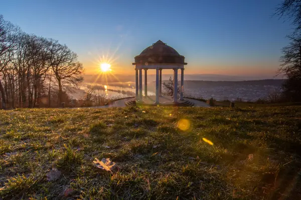 Manzara çekiminde güzel bir tapınak. Bir kış sabahı gün doğumu. Niederwaldtempel, Niederwald Anıtı, Hesse, Almanya