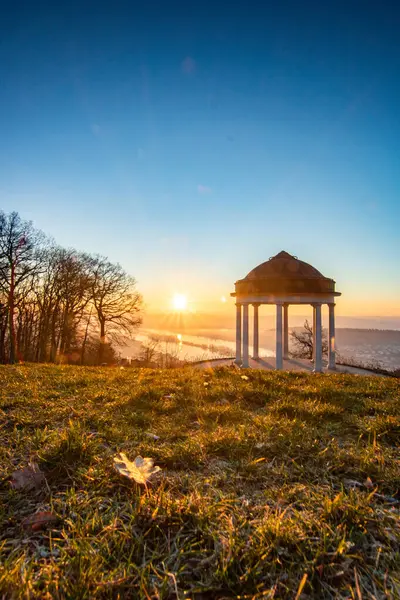 Manzara çekiminde güzel bir tapınak. Bir kış sabahı gün doğumu. Niederwaldtempel, Niederwald Anıtı, Hesse, Almanya